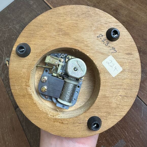 Vintage Japanese Geisha with Fan Bisque Ceramic Wood‎ Base Music Box - Picture 2 of 7